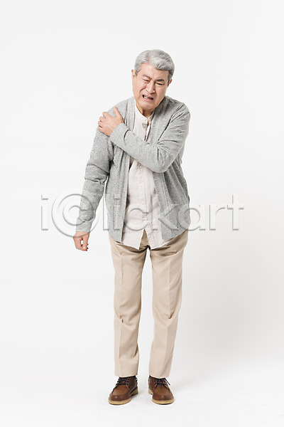 고통 70대 남자 노년 노인남자한명만 사람 한국인 한명 JPG 앞모습 포토 건강 건강관리 서기 스튜디오촬영 실내 실버라이프 어깨 어깨통증 잡기 전신 찡그림 할아버지