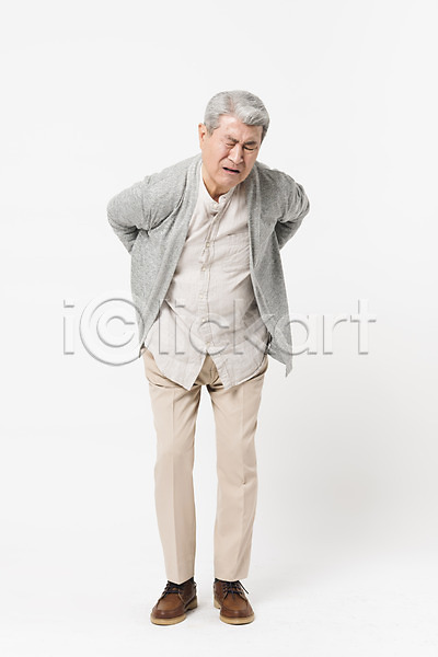 고통 70대 남자 노년 노인남자한명만 사람 한국인 한명 JPG 앞모습 포토 건강 건강관리 서기 스튜디오촬영 실내 실버라이프 전신 찡그림 할아버지 허리 허리통증
