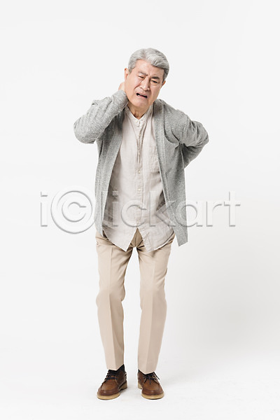 고통 70대 남자 노년 노인남자한명만 사람 한국인 한명 JPG 앞모습 포토 건강 건강관리 뒷목 목 서기 스튜디오촬영 실내 실버라이프 잡기 전신 찡그림 할아버지 허리통증