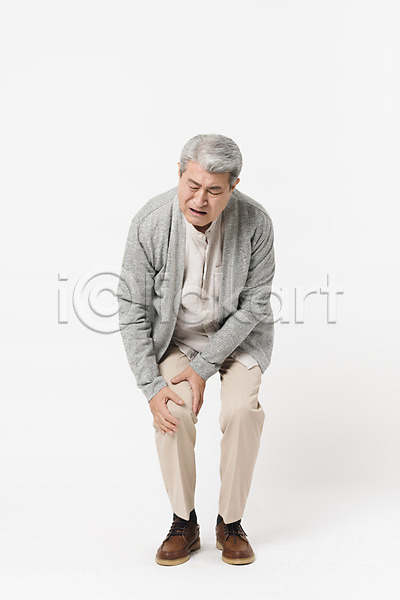 70대 남자 노년 노인남자한명만 사람 한국인 한명 JPG 앞모습 포토 건강 건강관리 무릎 무릎통증 서기 스튜디오촬영 실내 실버라이프 잡기 전신 찡그림 할아버지