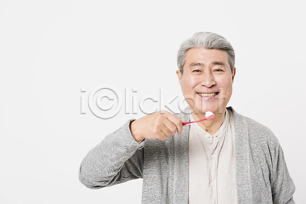 70대 남자 노년 노인남자한명만 사람 한국인 한명 JPG 앞모습 포토 건강 건강관리 들기 미소(표정) 상반신 서기 스튜디오촬영 실내 실버라이프 양치 응시 칫솔 할아버지