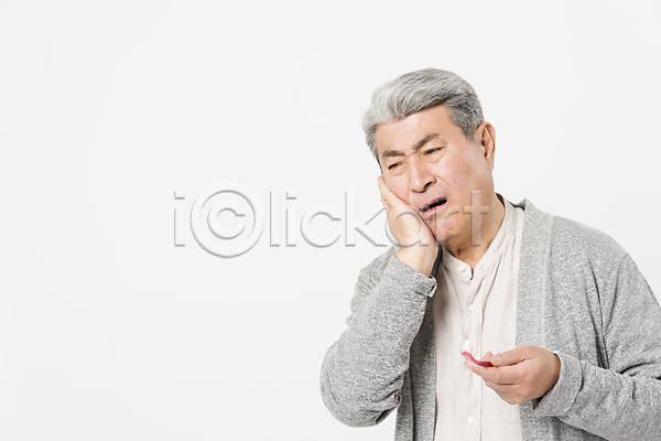 고통 보호 70대 남자 노년 노인남자한명만 사람 한국인 한명 JPG 근접촬영 앞모습 포토 건강 건강관리 들기 상반신 서기 스튜디오촬영 실내 실버라이프 찡그림 치통 칫솔 할아버지