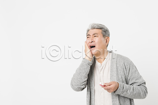 고통 보호 70대 남자 노년 노인남자한명만 사람 한국인 한명 JPG 앞모습 포토 건강 건강관리 들기 상반신 서기 스튜디오촬영 실내 실버라이프 찡그림 치통 칫솔 할아버지