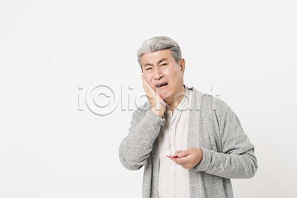 고통 보호 70대 남자 노년 노인남자한명만 사람 한국인 한명 JPG 앞모습 포토 건강 건강관리 상반신 서기 스튜디오촬영 실내 실버라이프 찡그림 치통 칫솔 할아버지