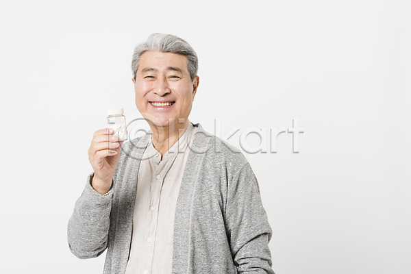 70대 남자 노년 노인남자한명만 사람 한국인 한명 JPG 앞모습 포토 건강 건강관리 들기 미소(표정) 상반신 서기 스튜디오촬영 실내 실버라이프 알약 약병 응시 할아버지