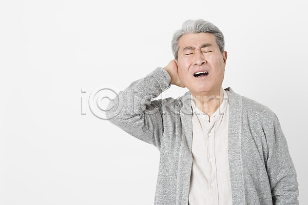 고통 70대 남자 노년 노인남자한명만 사람 한국인 한명 JPG 앞모습 포토 건강 건강관리 고혈압 뒷목 머리 상반신 서기 스튜디오촬영 실내 실버라이프 잡기 찡그림 할아버지