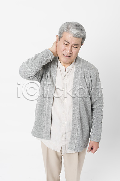 고통 70대 남자 노년 노인남자한명만 사람 한국인 한명 JPG 앞모습 포토 건강 건강관리 고혈압 뒷목 목통증 상반신 서기 스튜디오촬영 실내 실버라이프 잡기 찡그림 할아버지