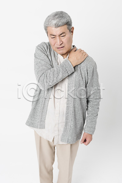 고통 70대 남자 노년 노인남자한명만 사람 한국인 한명 JPG 앞모습 포토 건강 건강관리 상반신 서기 스튜디오촬영 실내 실버라이프 어깨 어깨통증 잡기 찡그림 할아버지