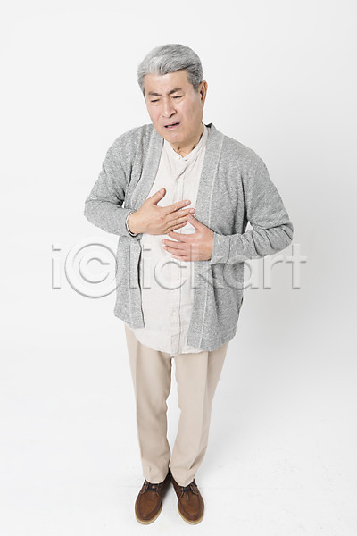 고통 70대 남자 노년 노인남자한명만 사람 한국인 한명 JPG 앞모습 포토 가슴통증 건강 건강관리 서기 스튜디오촬영 실내 실버라이프 전신 찡그림 할아버지