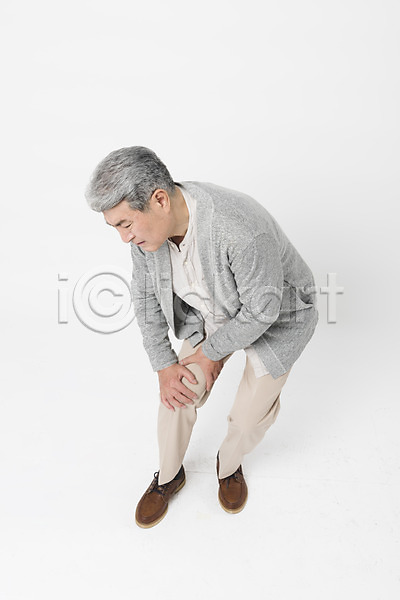 고통 70대 남자 노년 노인남자한명만 사람 한국인 한명 JPG 앞모습 포토 하이앵글 건강 건강관리 다리(신체부위) 무릎통증 서기 스튜디오촬영 실내 실버라이프 잡기 전신 찡그림 할아버지