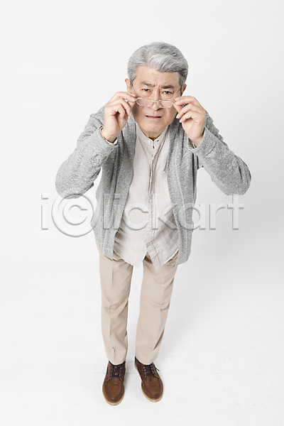 70대 남자 노년 노인남자한명만 사람 한국인 한명 JPG 앞모습 포토 하이앵글 건강 건강관리 서기 스튜디오촬영 실내 실버라이프 안경 안경다리 올려보기 응시 잡기 전신 찡그림 할아버지