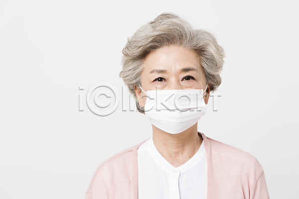 보호 60대 노년 노인여자한명만 사람 여자 한국인 한명 JPG 근접촬영 앞모습 포토 감기(질병) 건강 건강관리 마스크 미세먼지 상반신 서기 스튜디오촬영 실내 실버라이프 예방 응시 코로나바이러스 할머니 황사