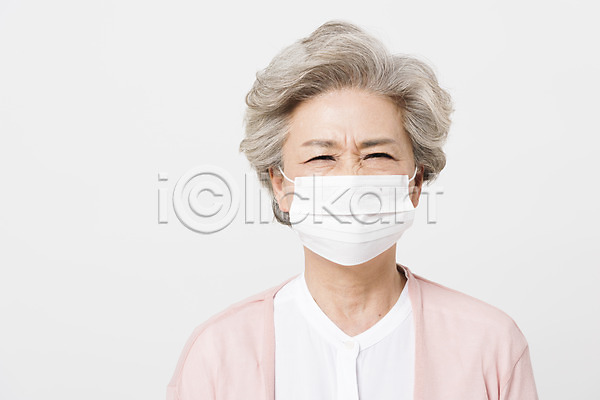 보호 60대 노년 노인여자한명만 사람 여자 한국인 한명 JPG 근접촬영 앞모습 포토 감기(질병) 건강 건강관리 마스크 미세먼지 상반신 서기 스튜디오촬영 실내 실버라이프 예방 응시 찡그림 코로나바이러스 할머니 황사