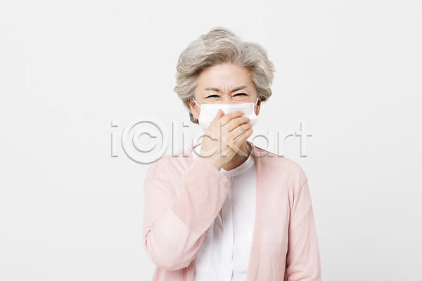 보호 60대 노년 노인여자한명만 사람 여자 한국인 한명 JPG 앞모습 포토 감기(질병) 건강 건강관리 마스크 미세먼지 상반신 서기 스튜디오촬영 실내 실버라이프 예방 응시 찡그림 코로나바이러스 할머니 황사