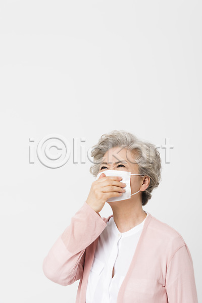 보호 60대 노년 노인여자한명만 사람 여자 한국인 한명 JPG 앞모습 포토 감기(질병) 건강 건강관리 마스크 미세먼지 상반신 서기 스튜디오촬영 실내 실버라이프 예방 응시 찡그림 코로나바이러스 할머니 황사