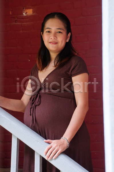 희망 20대 아기 어린이 여자 한명 JPG 포토 해외이미지 금발 기다림 엄마 열쇠 임산부 임신 큼 해외202004
