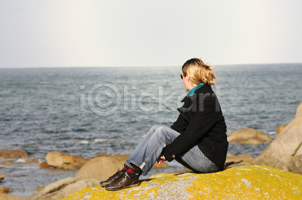 청춘(젊음) 휴식 백인 사람 성인 여자 한명 JPG 포토 해외이미지 건강 내추럴 라이프스타일 물 바다 앉기 암초 야외 여행 자연 풍경(경치) 프랑스 해외202004 화강암 휴가