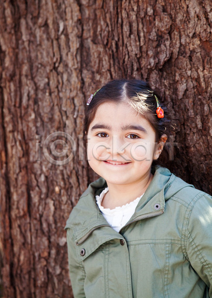 행복 백인 사람 어린이 여자 인종 청소년 한명 JPG 포토 해외이미지 감정 겨울 계절 나무 나무껍질 미소(표정) 식물 중동 카피스페이스 해외202004 혼혈 흰색