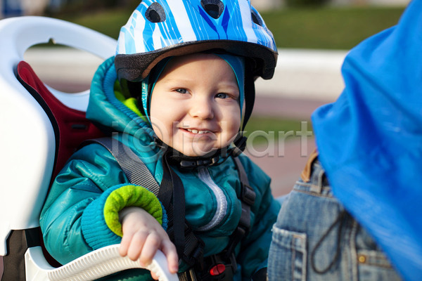 보호 행복 남자 백인 소년 아기 어린이 한명 JPG 포토 해외이미지 2 가족 건강 걸음마 도시 라이프스타일 미소(표정) 바이킹 봄 순환 스포츠 승차 아들 안전 앉기 야외 여행 응시 의자 자전거 파란색 해외202004 헬멧
