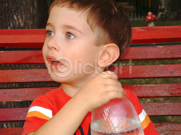 관심 산책 휴식 사람 소년 어린이 한명 JPG 포토 해외이미지 공원 관리 귀 눈(신체부위) 도시 물 빨간색 속눈썹 시력 입 자연 재킷 코 플라스틱 해외202004
