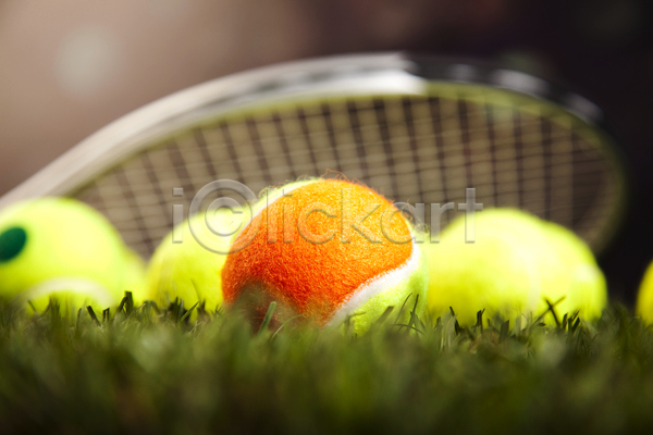 사람없음 JPG 근접촬영 소프트포커스 아웃포커스 포토 해외이미지 야외 주간 테니스 테니스공 테니스라켓 테니스용품 테니스장 해외202004