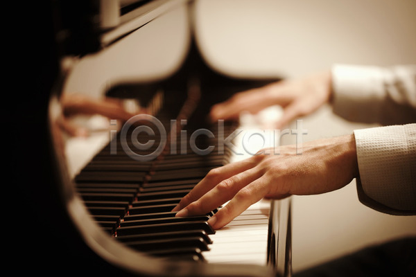 신체부위 JPG 아웃포커스 포토 해외이미지 손 실내 연주 음악 피아노(악기) 피아노건반 해외202004