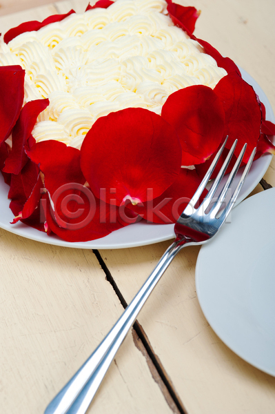 달콤 사람없음 JPG 포토 해외이미지 꽃잎 나무배경 생크림 장미 접시 케이크 포크