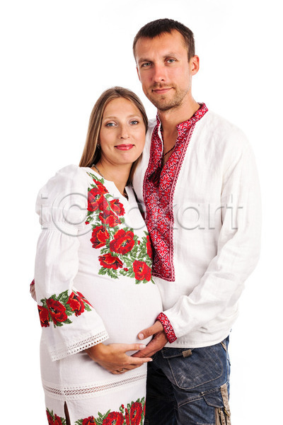 사랑 예측 함께함 행복 희망 남자 두명 백인 사람 성인 여자 JPG 포토 해외이미지 2 가족 건강 고립 라이프스타일 미소(표정) 백그라운드 빨간색 서기 스타일 옷 우크라이나 유행 임신 전통 커플 포옹 포즈 해외202004 흰색
