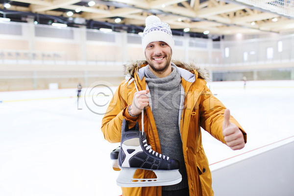 따뜻함 추위 행복 남자 사람 한명 JPG 포토 해외이미지 건강 겨울 경기장 계절 라이프스타일 미소(표정) 보여주기 스케이터 스케이트 스케이팅 스포츠 승인 실내 얼음 옷 재킷 컨셉 하키 해외202004 히스패닉