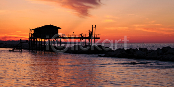 사람없음 JPG 실루엣 포토 해외이미지 가로 구름 물 바다 빨간색 새벽 오렌지 이탈리아 일몰 자연 파노라마 풍경 하늘 해외202004 해외포토 휴가