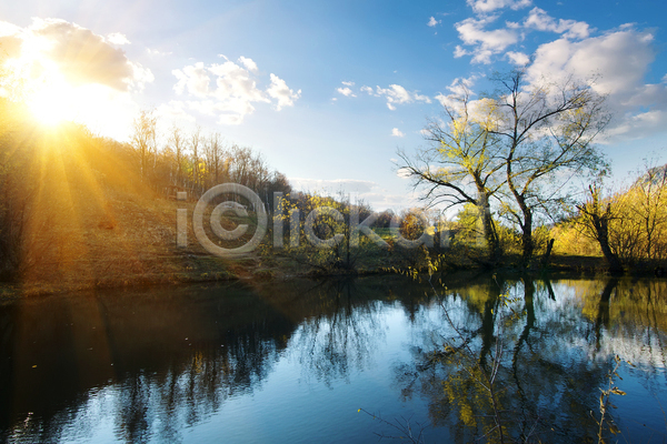 사람없음 JPG 포토 해외이미지 가을(계절) 가을풍경 구름(자연) 나무 야외 우크라이나 자연 주간 하늘 해외202004 햇빛 호수