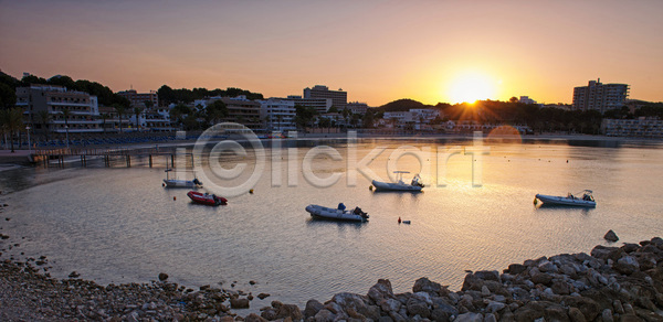 휴식 사람없음 JPG 포토 해외이미지 건물 그림 깃발 낚시 마을 만 물 바다 반사 보트 섬 스페인 야외 어류 어부 여름 여행 유럽 전통 주택 지중해 타운 파란색 포트 풍경 하늘 함선 항구 항해 해변 해외202004 해외포토 휴가 흰색