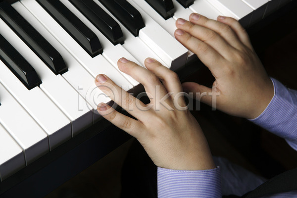 신체부위 JPG 포토 해외이미지 손 실내 연주 피아노(악기) 피아노건반 피아니스트 해외202004