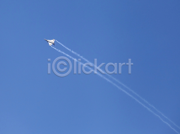 사람없음 JPG 포토 해외이미지 구름(자연) 비행기 비행운 야외 에어쇼 연기 제트기 주간 파란색 하늘 해외202004