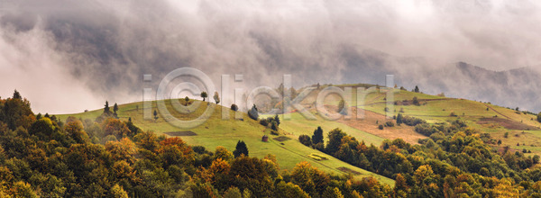 사람없음 JPG 포토 해외이미지 9월 가을 계절 구름 나무 내추럴 농경지 농업 농장 목재 밭 백그라운드 산 숲 시골 안개 언덕 여름 우크라이나 자연 장면 초록색 컬러풀 파노라마 풍경 하늘 해외202004 해외포토 환경