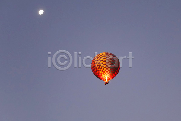 사람없음 JPG 포토 해외이미지 달 비행 야간 야외 열기구 풍경(경치) 하늘 해외202004
