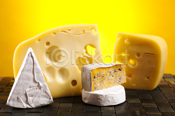사람없음 JPG 포토 해외이미지 까망베르치즈 노란배경 다양 블루치즈 쌓기 종류 치즈 해외202004