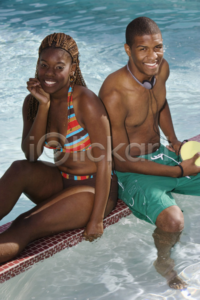 사랑 남자 두명 성인 성인만 여자 흑인 JPG 앞모습 포토 해외이미지 들기 미소(표정) 상반신 수영복 수영장 앉기 야외 응시 전신 주간 커플 해외202004 헤드셋