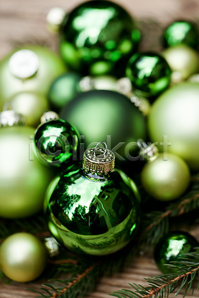 사람없음 JPG 아웃포커스 포토 해외이미지 나무배경 실내 오너먼트 오브젝트 장식볼 초록색 크리스마스 크리스마스장식 해외202004