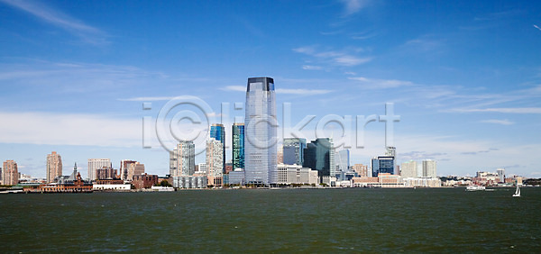 새로움 사람 사람없음 JPG 포토 해외이미지 강 건물 건축양식 고층빌딩 공원 교통시설 금융 기차 도로 도시 도시풍경 도심 디자인 리빙 물 미국 비즈니스 빛 섬 센터 스카이라인 시계 야외 여행 자동차 재산 저지 주택 진짜 창문 타운 탑 파란색 하늘 항구 해외202004 해외포토 허드슨강