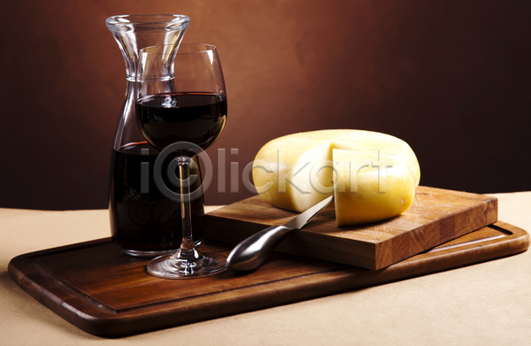 사람없음 JPG 포토 해외이미지 갈색배경 나무도마 나무탁자 와인 와인잔 유리병 치즈 치즈나이프 해외202004