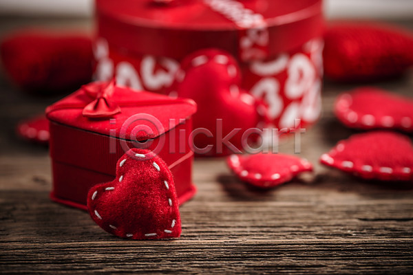 사람없음 JPG 아웃포커스 포토 하이앵글 해외이미지 나무배경 발렌타인데이 빨간색 선물상자 오브젝트 하트