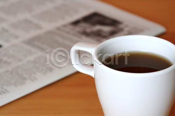사람없음 JPG 포토 해외이미지 뉴스 라떼 비즈니스 속도 시장 신문 아침 아침식사 언론 음료 음식 읽기 종이 카푸치노 커피 컵 해외202004