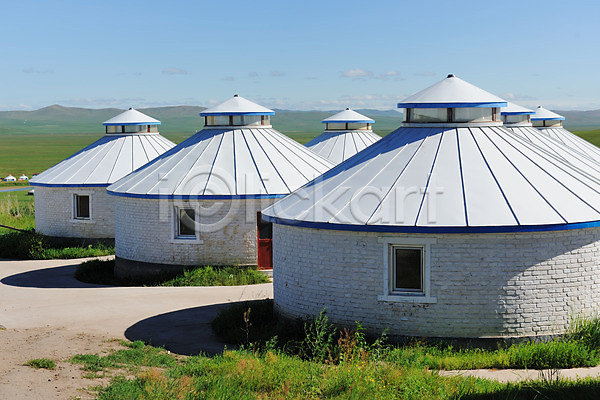 사람없음 JPG 포토 해외이미지 건물 건축양식 구름(자연) 맑음 몽골 벽 아시아 원뿔 원형 자연 주택 중국 창문 초록색 파란색 평야 풍경(경치) 하늘 해외202004 흰색