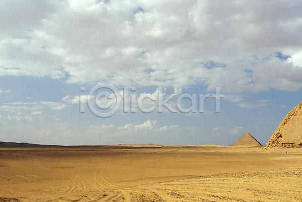사람없음 JPG 포토 건축 고건축 구름(자연) 사막 세계문화유산 시설물 아프리카 아프리카건축 야외 외국문화 유적 이집트 이집트문화 자연 주간 풍경(경치) 피라미드 하늘 해외건축 해외풍경