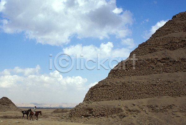 사람 JPG 포토 건축 고건축 구름(자연) 말(동물) 세계문화유산 시설물 아프리카 아프리카건축 야외 외국문화 유적 이집트 이집트문화 자연 주간 풍경(경치) 피라미드 하늘 해외건축 해외풍경