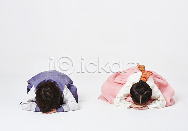 행복 남자 두명 사람 소녀(어린이) 소년 어린이 어린이만 여자 한국인 JPG 앞모습 포토 명절 새해 스튜디오촬영 실내 엎드리기 전신 절(인사) 추석 한복 흰배경