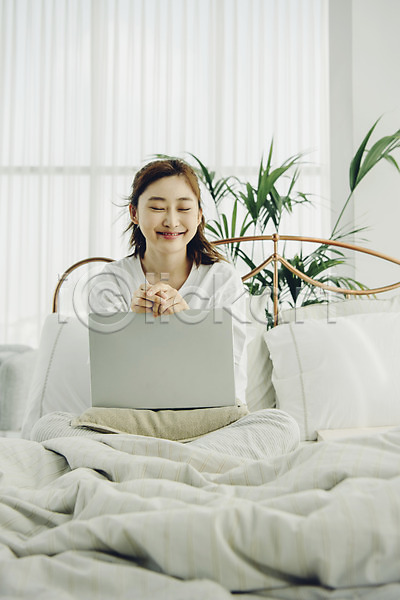 휴식 20대 사람 성인 성인여자한명만 여자 한국인 한명 JPG 앞모습 포토 공휴일 노트북 눈감음 미소(표정) 베개 상반신 소확행 실내 싱글 싱글라이프 아침 안식처 앉기 우먼라이프 웹서핑 침대