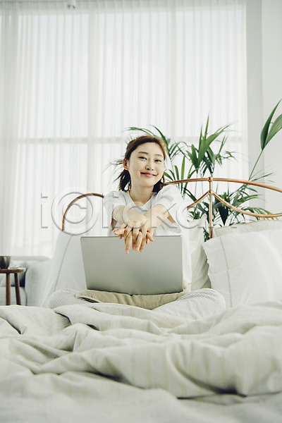 휴식 20대 사람 성인 성인여자한명만 여자 한국인 한명 JPG 앞모습 포토 공휴일 노트북 미소(표정) 베개 상반신 소확행 실내 싱글 싱글라이프 아침 안식처 앉기 우먼라이프 웹서핑 응시 이불 침대 커튼
