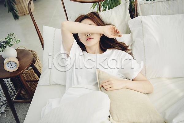 게으름 휴식 20대 사람 성인 성인여자한명만 여자 한국인 한명 JPG 앞모습 포토 하이앵글 공휴일 눕기 베개 상반신 소확행 실내 싱글 싱글라이프 아침 안식처 얼굴가리기 우먼라이프 이불 침대 쿠션 탁자